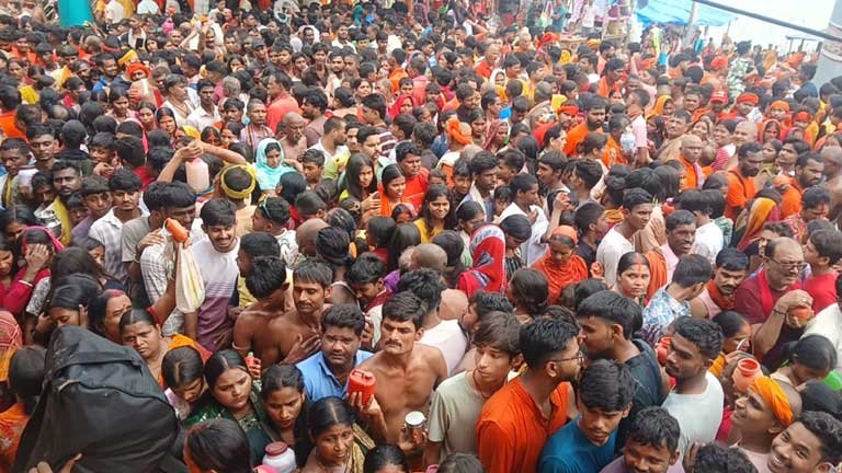 सावन की पहली सोमवारी पर भागलपुर के बूढ़ानाथ मंदिर और सुल्तानगंज में जल चढ़ाने के लिए उमड़ी शिव भक्तों की भारी भीड़ और कांवर यात्रा का दृश्य