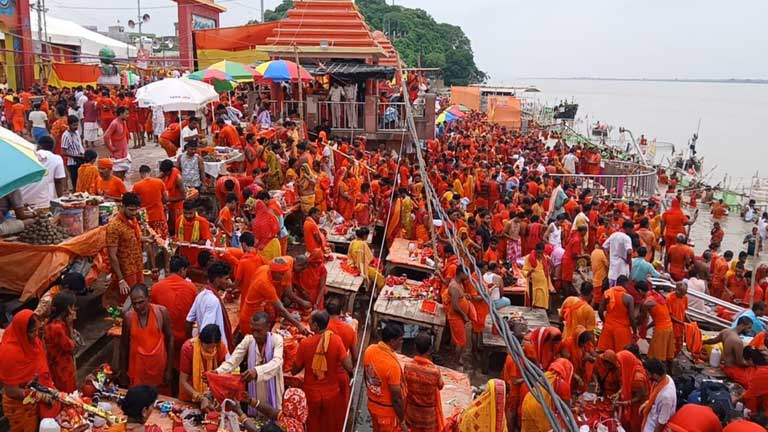 सावन की दूसरी सोमवारी पर भागलपुर के ऐतिहासिक बूढ़ानाथ मंदिर में जल चढ़ाने के लिए कतार में खड़े श्रद्धालु और सुरक्षा व्यवस्था
