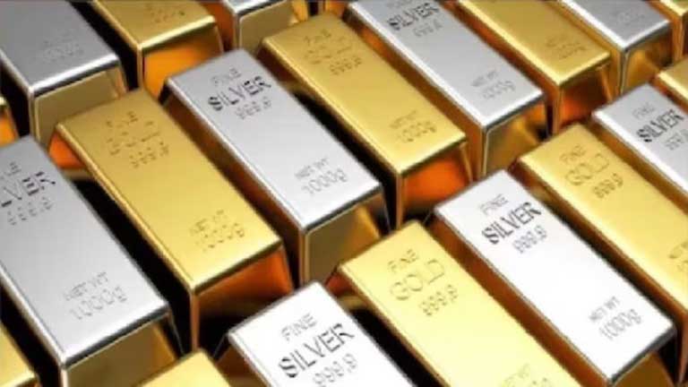 सर्राफा बाजार में अचानक आए बड़े उछाल के बाद सोने के भाव और गिरती चांदी की कीमतों को दर्शाती सोने के बिस्कुट की तस्वीर।