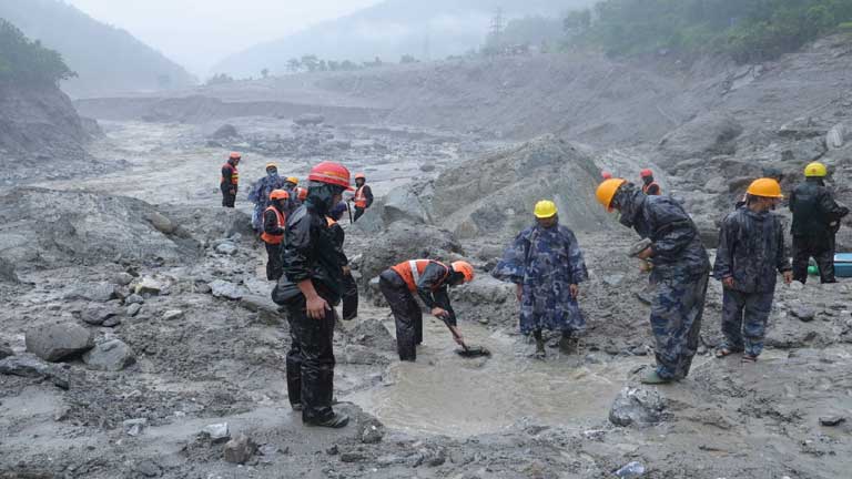 चीन के तिब्बत स्वायत्त क्षेत्र के केरूंग में भीषण बाढ़ के बाद मची तबाही और लापता लोगों की तलाश में जुटे राहत एवं बचाव कार्य का दृश्य।