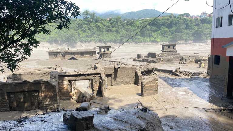 नेपाल की भीषण बाढ़ के बाद भोटेकोशी और त्रिशूली नदी का रौद्र रूप और तबाही के बीच लापता लोगों की खोज करते राहत और बचाव दल