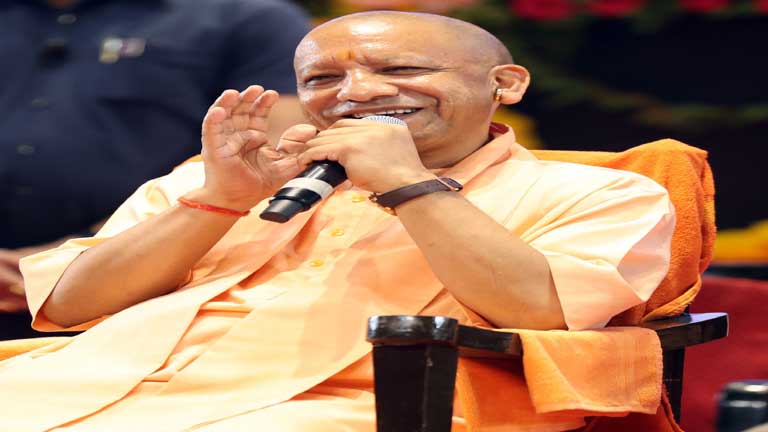 देवरिया के मझौलीराज में आयोजित कार्यक्रम के दौरान 305 करोड़ की परियोजनाओं का लोकार्पण करते मुख्यमंत्री योगी आदित्यनाथ