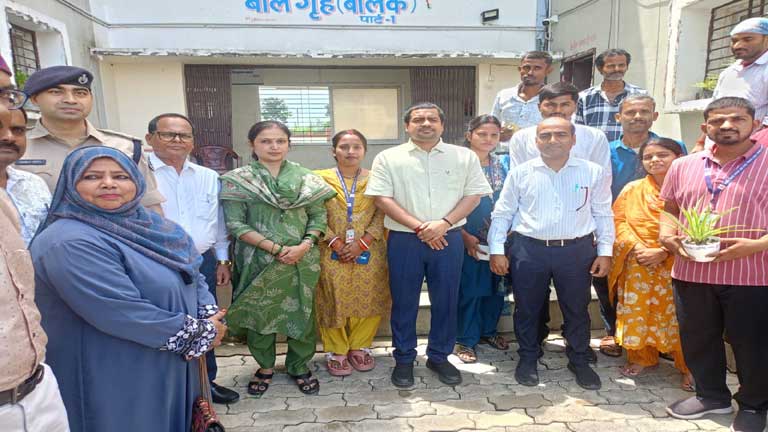 सुपौल जिले में बाल देख-रेख संस्थानों का औचक निरीक्षण करते जिलाधिकारी सावन कुमार और बच्चों के पुनर्वासन की समीक्षा करते अधिकारी।