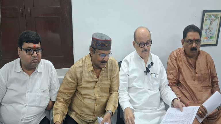 कटिहार में प्रेस वार्ता के दौरान कांग्रेस सांसद तारिक अनवर जो मोदी सरकार की योजनाओं और आर्थिक स्थिति पर सवाल उठा रहे हैं