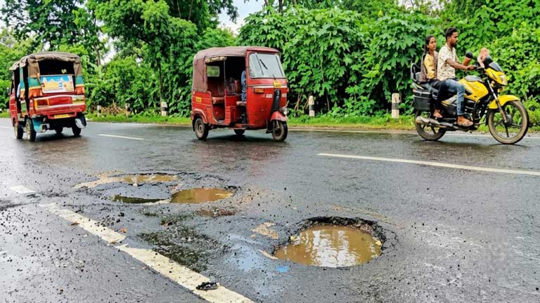 एनएच-31 पर समेली से डुम्मर के बीच सड़क पर बने गहरे गड्ढे और खराब हाईवे की स्थिति के कारण दुर्घटनाग्रस्त दोपहिया वाहनों और स्थानीय लोगों का विरोध प्रदर्शन