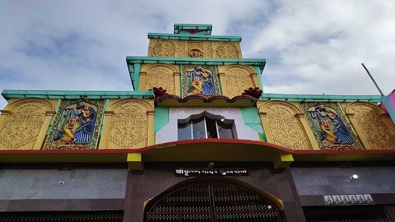 पूर्णिया के मंदिरों में श्रीकृष्ण जन्माष्टमी महोत्सव के लिए तैयार की जा रही भगवान कृष्ण की सुंदर मूर्तियां और सजे हुए पंडाल