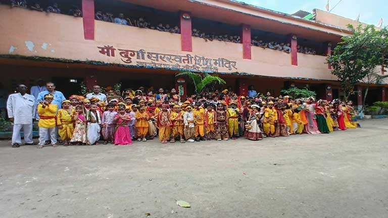 पूर्णिया के सरस्वती शिशु मंदिर में श्रीकृष्ण जन्माष्टमी के पावन अवसर पर राधा-कृष्ण, सुदामा और बलराम का रूप धारण किए हुए प्यारे बच्चों की सुंदर झांकी और तस्वीरें।