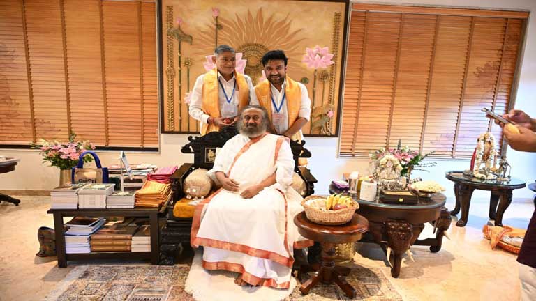 बेंगलुरु के आर्ट ऑफ लिविंग आश्रम में बिहार महोत्सव के दौरान पूज्य गुरुदेव श्रीश्री रविशंकर का आशीर्वाद लेते मधेपुरा के प्रसिद्ध व्यवसायी शिवप्रकाश गाड़ोदिया।