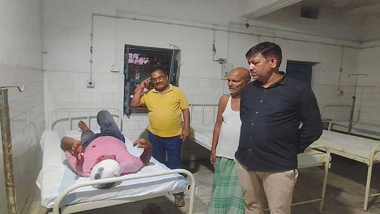मधेपुरा के मुरलीगंज में साइकिल सवार फेरीवाले से बदमाशों द्वारा लूटपाट का प्रयास किए जाने के बाद अस्पताल में घायल का इलाज