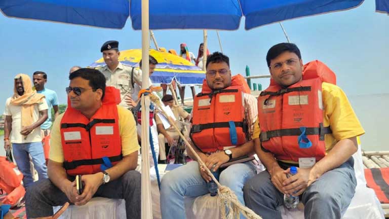 कटिहार के गोबराही दियारा में उफनती गंगा नदी पार कर पहुंचे डीएम आशुतोष द्विवेदी बाढ़ पीड़ितों को राहत सामग्री और भोजन वितरित करते हुए