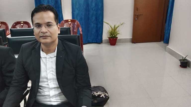 सुपौल सिविल कोर्ट में आयोजित राष्ट्रीय लोक अदालत में लंबित कोर्ट केस और ट्रैफिक चालान के निपटारे के लिए जुटी लोगों की भीड़।