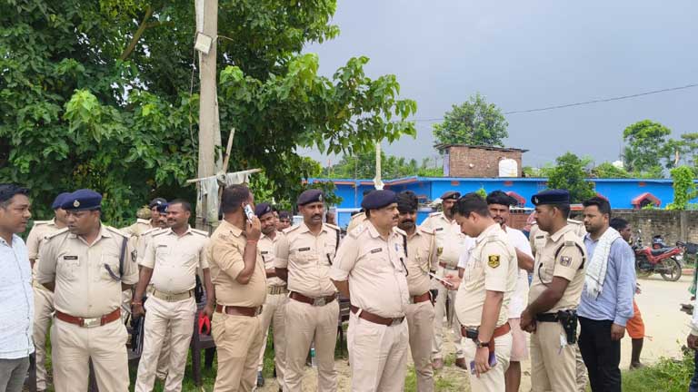 मधेपुरा के पुरैनी में मुखिया प्रतिनिधि विक्की मेहता की हत्या के बाद एसएच-58 पर प्रदर्शन करते आक्रोशित परिजन और भारी पुलिस बल की तैनाती