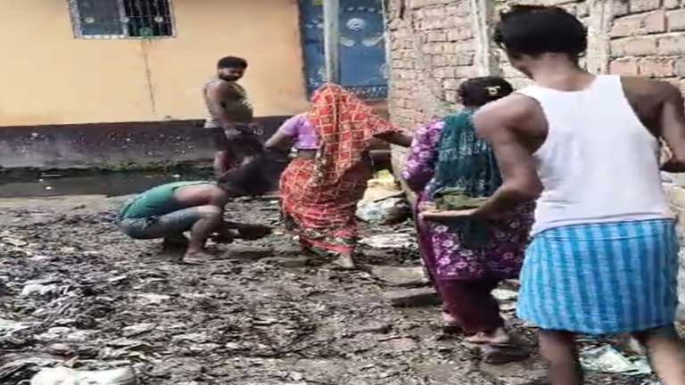 भागलपुर के हबीबपुर नगर पंचायत में बदहाल सड़क पर कीचड़ और जलजमाव के बीच खुद ईंट बिछाकर रास्ता बनाते नाराज ग्रामीण