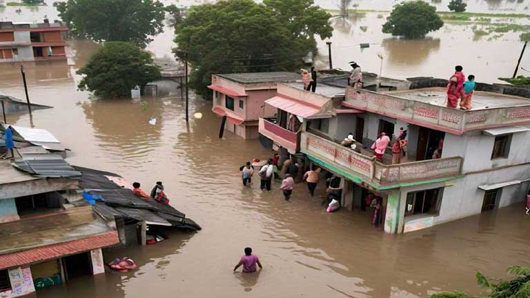 बिहार में बाढ़ की भीषण तबाही के बाद जलमग्न सड़कों पर नाव से लोगों को रेस्क्यू करते एनडीआरएफ के जवान और बाढ़ पीड़ितों की मदद की तस्वीरें।