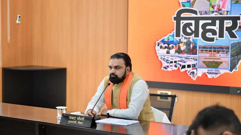 बिहार में राष्ट्रीय नाट्य विद्यालय का नया कैंपस खुलने की घोषणा के बाद मुख्यमंत्री सम्राट चौधरी और कलाकारों की तस्वीर