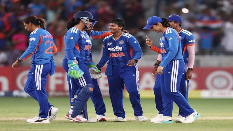 महिला एशिया कप 2026 फाइनल में श्रीलंका को हराकर चमचमाती ट्रॉफी के साथ जीत का जश्न मनाती भारतीय महिला क्रिकेट टीम की खिलाड़ी।