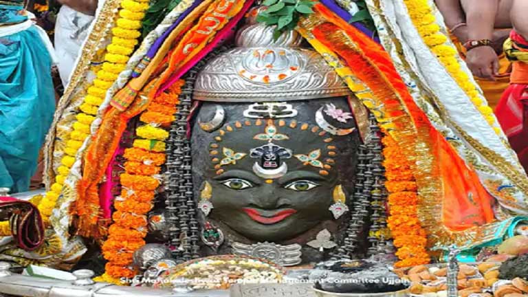 उज्जैन के महाकालेश्वर मंदिर में भस्म आरती के दौरान राजा स्वरूप में सजे बाबा महाकाल का भव्य श्रृंगार और राजसी सवारी की अद्भुत तस्वीर।