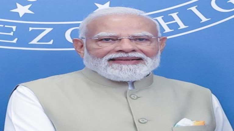 गुजरात और महाराष्ट्र के दौरे पर प्रधानमंत्री नरेन्द्र मोदी वडोदरा में रेलवे और सड़क विकास परियोजनाओं का शिलान्यास करते हुए