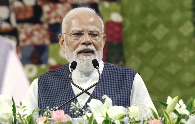 गुजरात और महाराष्ट्र दौरे के दौरान प्रधानमंत्री नरेन्द्र मोदी वडोदरा में 35 हजार करोड़ की रेल और सड़क विकास परियोजनाओं का शिलान्यास करते हुए