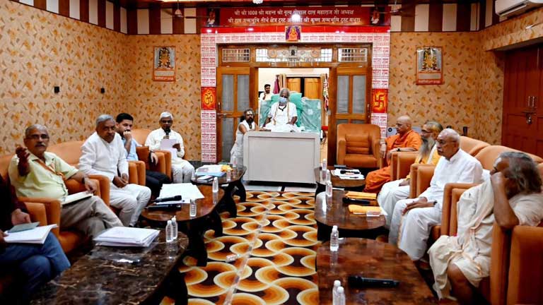 अयोध्या में राम मंदिर ट्रस्ट के पहले सीईओ पूर्व एयर मार्शल जीतेंद्र मिश्रा और नए महासचिव गोविंद देव गिरि की बैठक का दृश्य