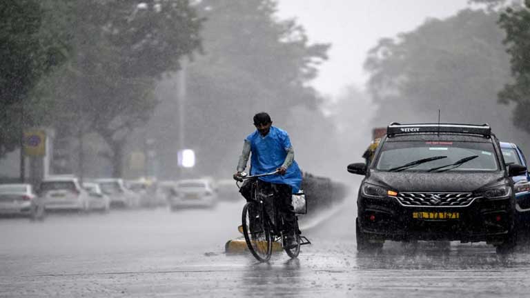 झारखंड के रांची में तेज हवाओं और काले बादलों के साथ झमाझम बारिश के दौरान सड़कों पर जलजमाव का दृश्य