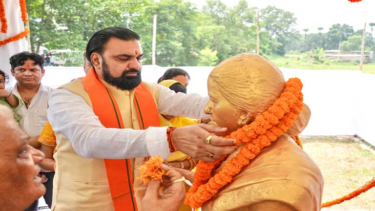 मुंगेर के तारापुर में दिवंगत मां पार्वती देवी की प्रतिमा पर पुष्पांजलि अर्पित करते बिहार के नेता सम्राट चौधरी