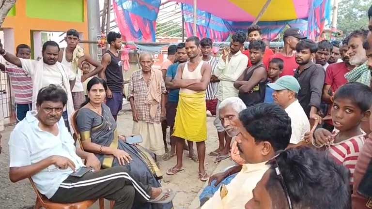 सुल्तानगंज भागलपुर में बाढ़ का पानी घरों में घुसने के बाद प्रभावित लोगों के लिए प्रशासन द्वारा शुरू की गई सामुदायिक किचन में बनता भोजन।
