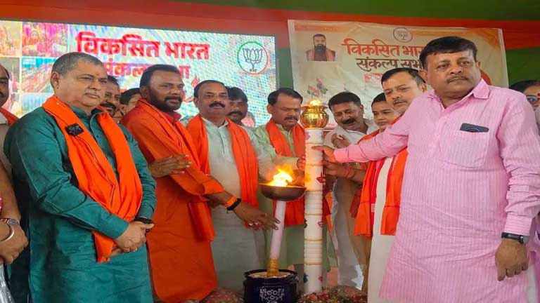 पूर्णिया के कला भवन में आयोजित विकसित भारत संकल्प सभा के दौरान पीएम मोदी के 25 वर्षों के सेवाकाल का जश्न मनाते भाजपा कार्यकर्ता और थाना चौक का नया नाम सेवा चौक घोषित करने का दृश्य।