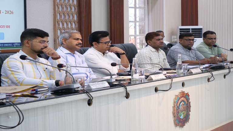 पूर्णिया के महानंदा सभागार में कोशी स्नातक निर्वाचन के लिए मतदान कर्मियों को प्रशिक्षण देते प्रमंडलीय आयुक्त दिनेश कुमार और जिला अधिकारी अंशुल कुमार
