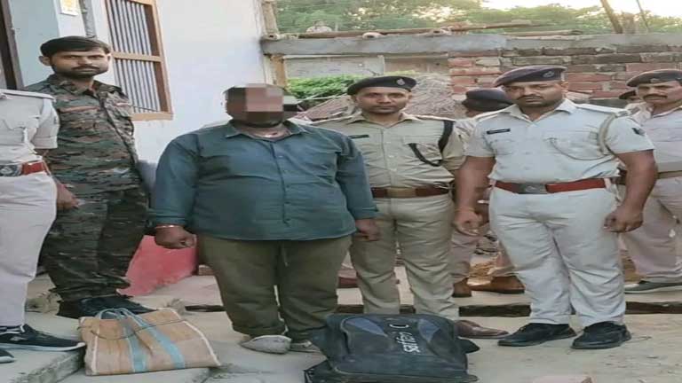 पूर्णिया के बरहरा कोठी में पूजा घर के नीचे बने गुप्त तहखाने से गांजा बरामद करती पुलिस और गिरफ्तार आरोपी