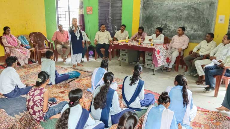 रजौन प्रखंड संसाधन केंद्र में आयोजित मेरे सपनों का भारत भाषण प्रतियोगिता में विजेता छात्राओं को मोमेंटो देकर सम्मानित करते हुए बीआरसी कर्मी।