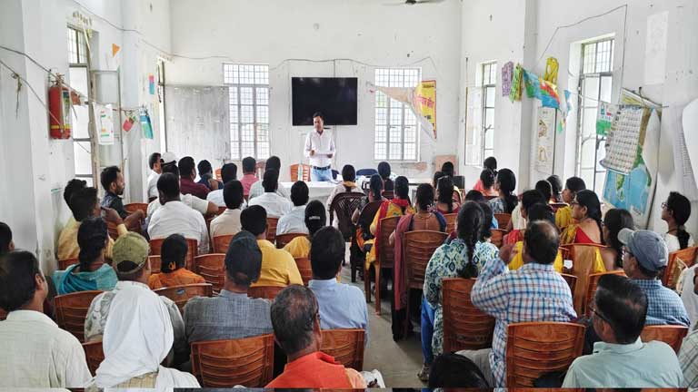 बांका के रजौन में कायाकल्प योजना के तहत आयोजित विद्यालय प्रधानों की बैठक जिसमें स्कूलों के रंग-रोगन और विकास कार्यों के निर्देश दिए गए