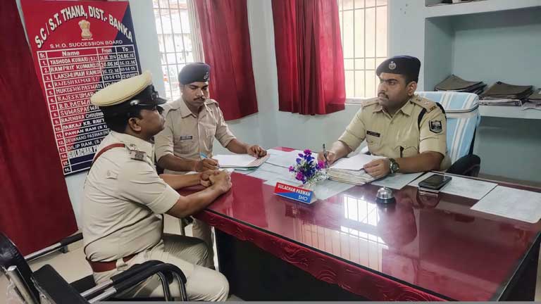 एससी-एसटी थाने का वार्षिक निरीक्षण करते बांका एसपी अमितेश कुमार और पुलिस अधिकारियों की समीक्षा बैठक की तस्वीर