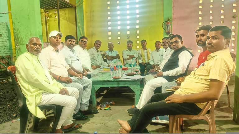 रजौन बांका में जन सुराज पार्टी की बैठक के दौरान कोसी स्नातक चुनाव 2026 के लिए पंचायत प्रभारियों की घोषणा करते कार्यकर्ता