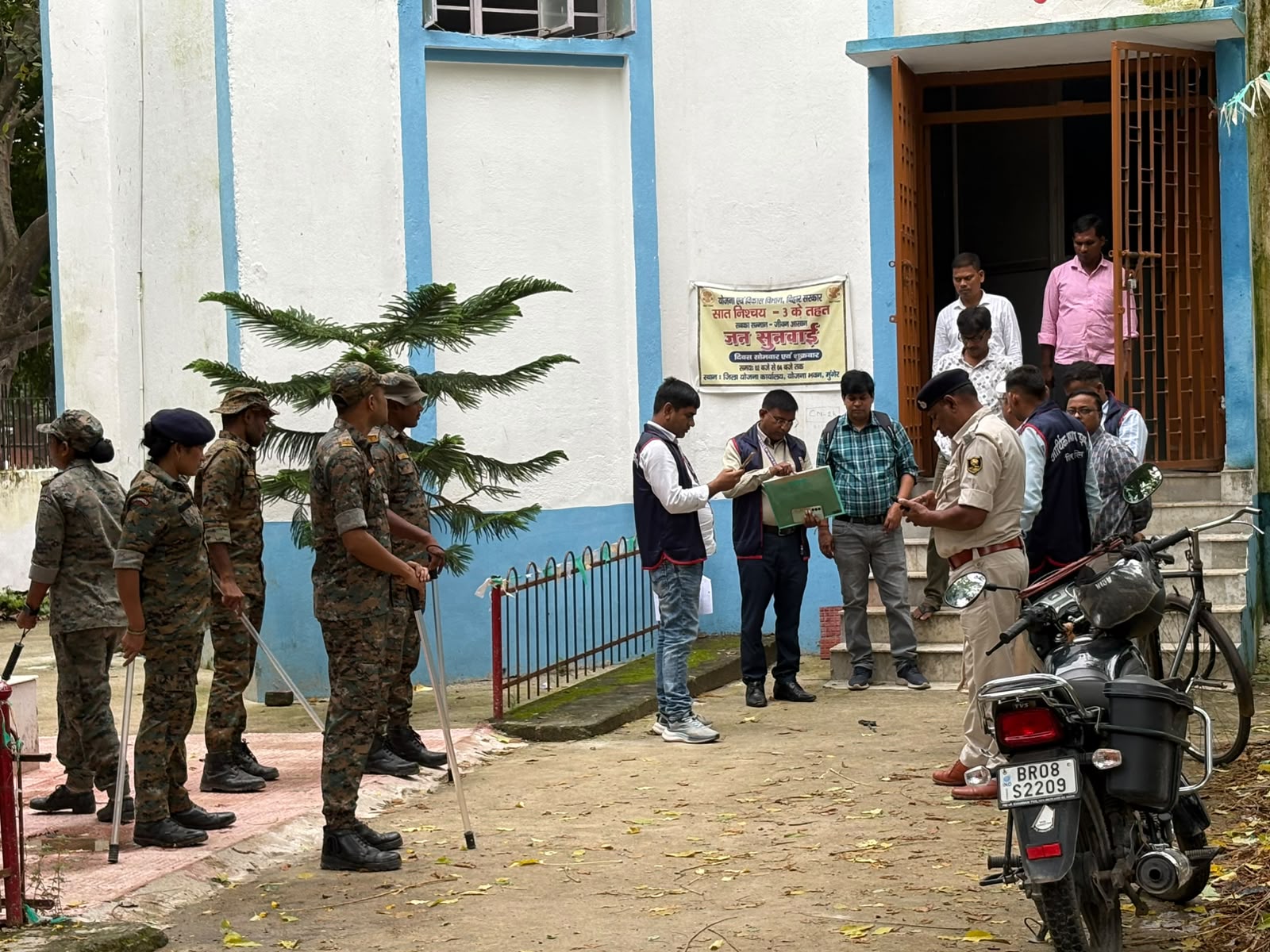 मुंगेर के कार्यपालक अभियंता नारद कुमार दास के ठिकानों से ईओयू द्वारा बरामद 52 लाख कैश और जेवरात की तस्वीर