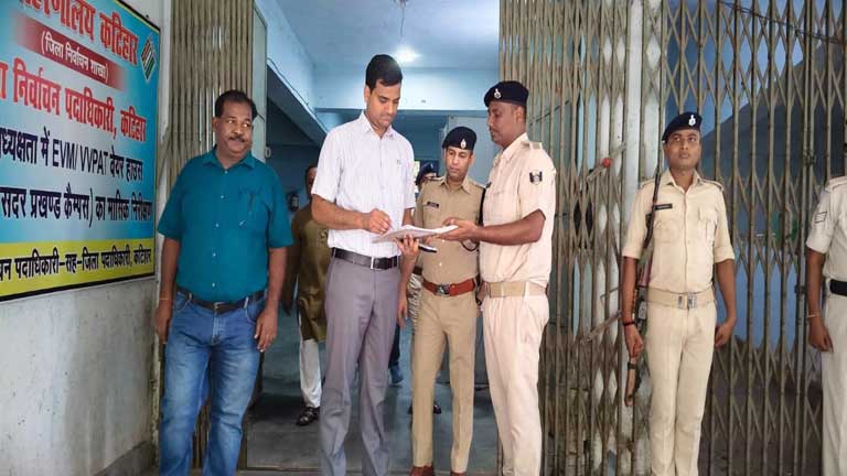 कटिहार में डीएम और एसपी द्वारा ईवीएम-वीवीपैट वेयरहाउस की सुरक्षा व्यवस्था का जायजा लेते हुए अधिकारी