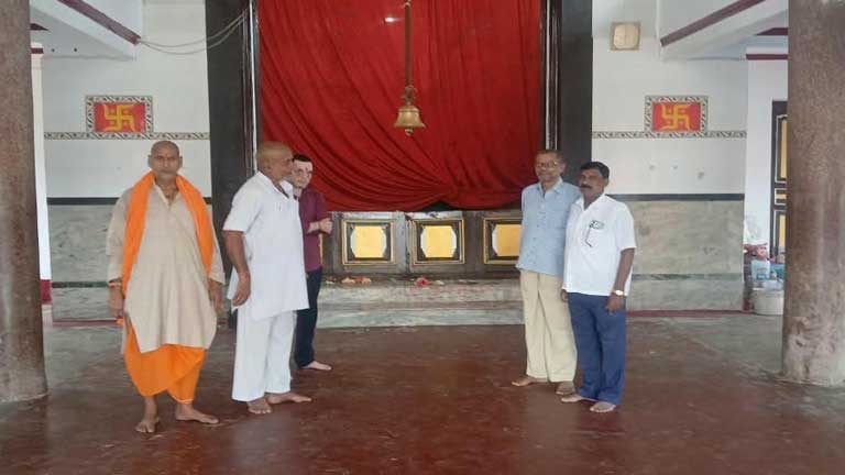 कटिहार के नया हाट दुर्गा मंदिर में सप्तमी की रात छागर बलि प्रथा का आयोजन