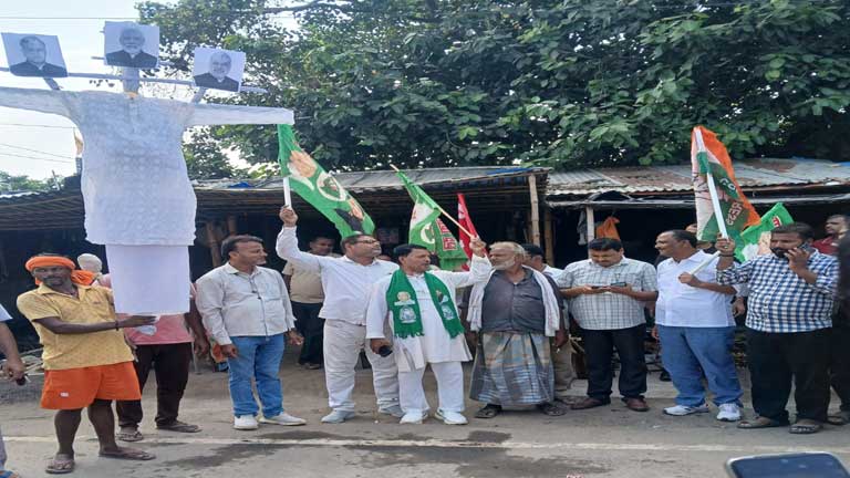 मधेपुरा के मुरलीगंज में महागठबंधन कार्यकर्ताओं द्वारा मुख्य चुनाव आयुक्त ज्ञानेश कुमार और पीएम मोदी का पुतला दहन करते हुए रोषपूर्ण प्रदर्शन