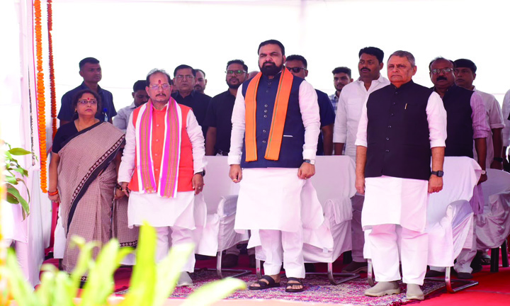 पटना में सरदार पटेल की जयंती पर आयोजित राजकीय समारोह में माल्यार्पण करते सम्राट चौधरी